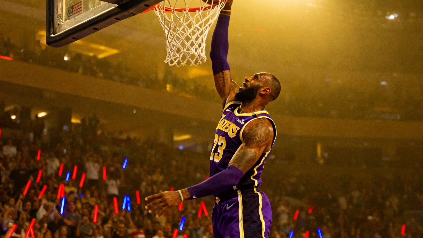NBA赛场上，一位身披紫金战袍的球星高高跃起完成一记势大力沉的单手劈扣，篮筐在冲击下微微震颤，观众席爆发出山呼海啸般的欢呼